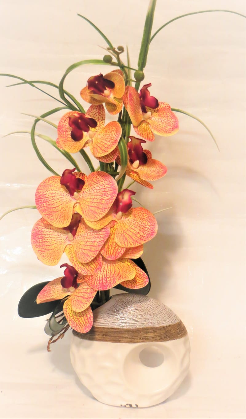 מבחר מרהיב של אגרטלים עם פרחי משי איכותיים