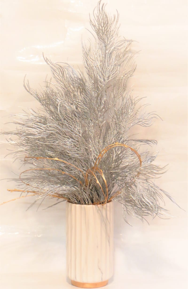 מבחר מרהיב של אגרטלים עם פרחי משי איכותיים