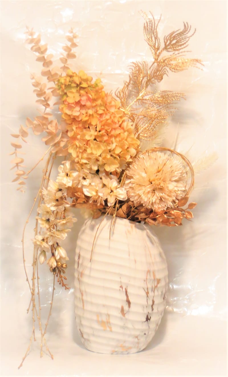 מבחר מרהיב של אגרטלים עם פרחי משי איכותיים