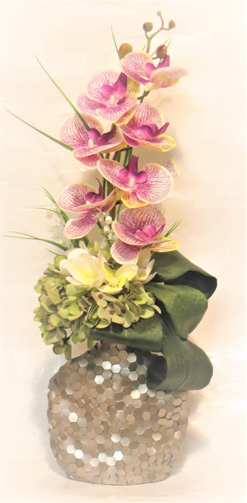 מבחר מרהיב של אגרטלים עם פרחי משי איכותיים