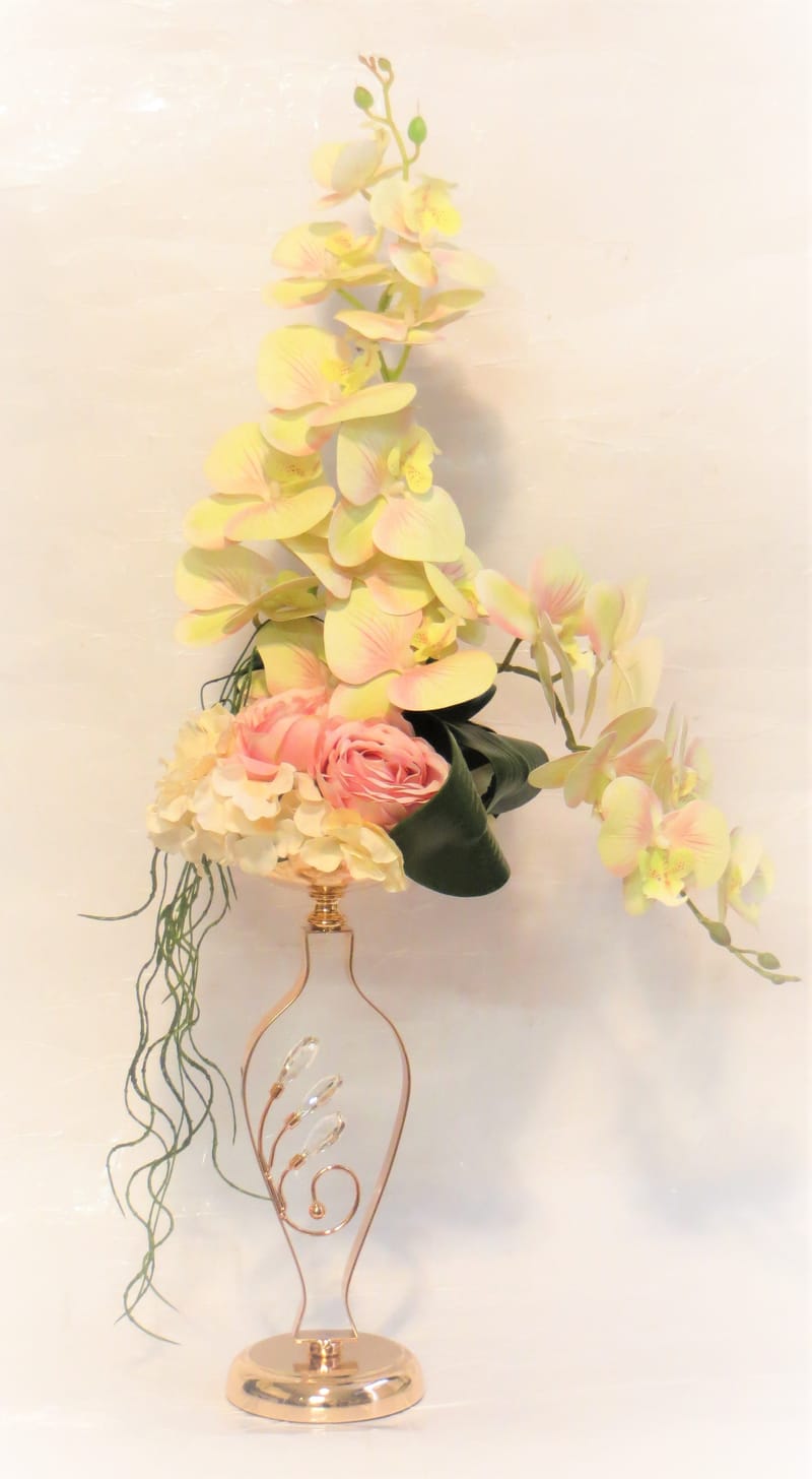 מבחר מרהיב של אגרטלים עם פרחי משי איכותיים