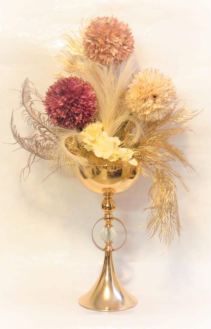 מבחר מרהיב של אגרטלים עם פרחי משי איכותיים