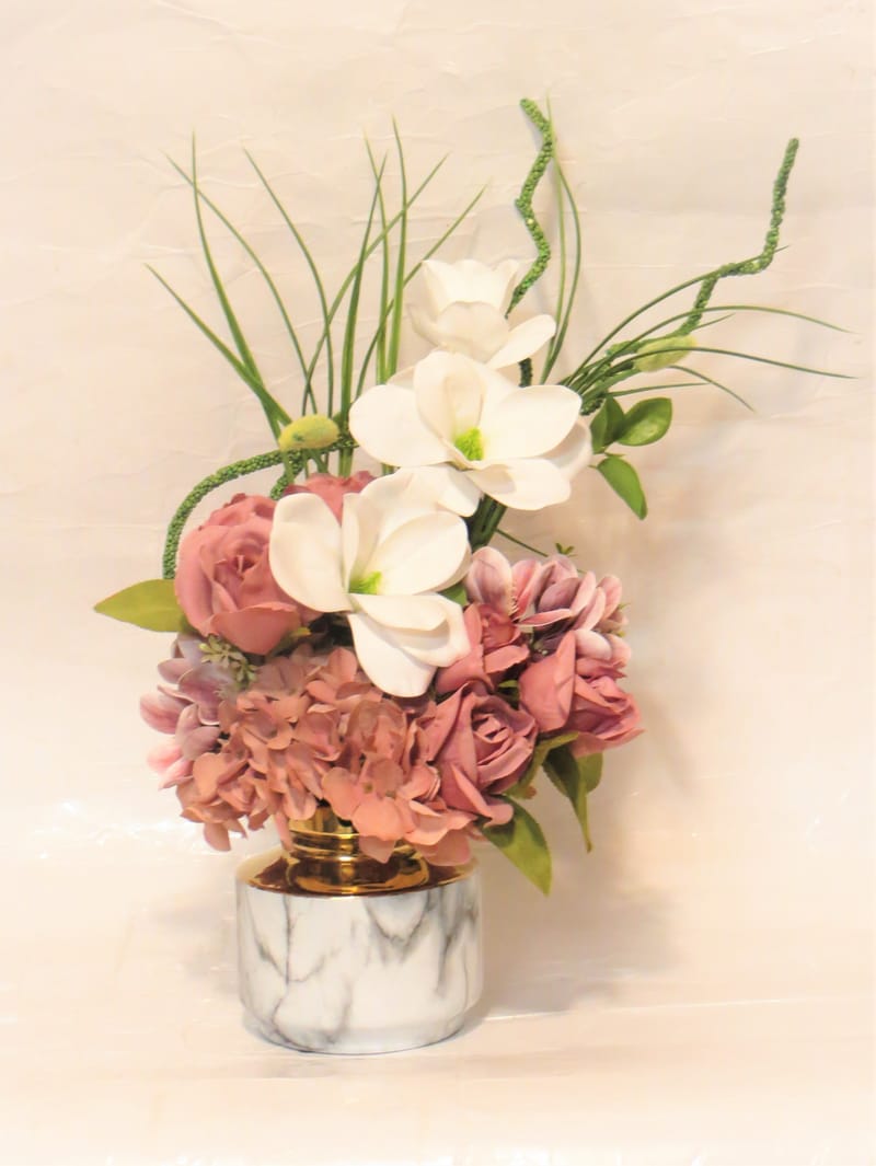 מבחר מרהיב של אגרטלים עם פרחי משי איכותיים