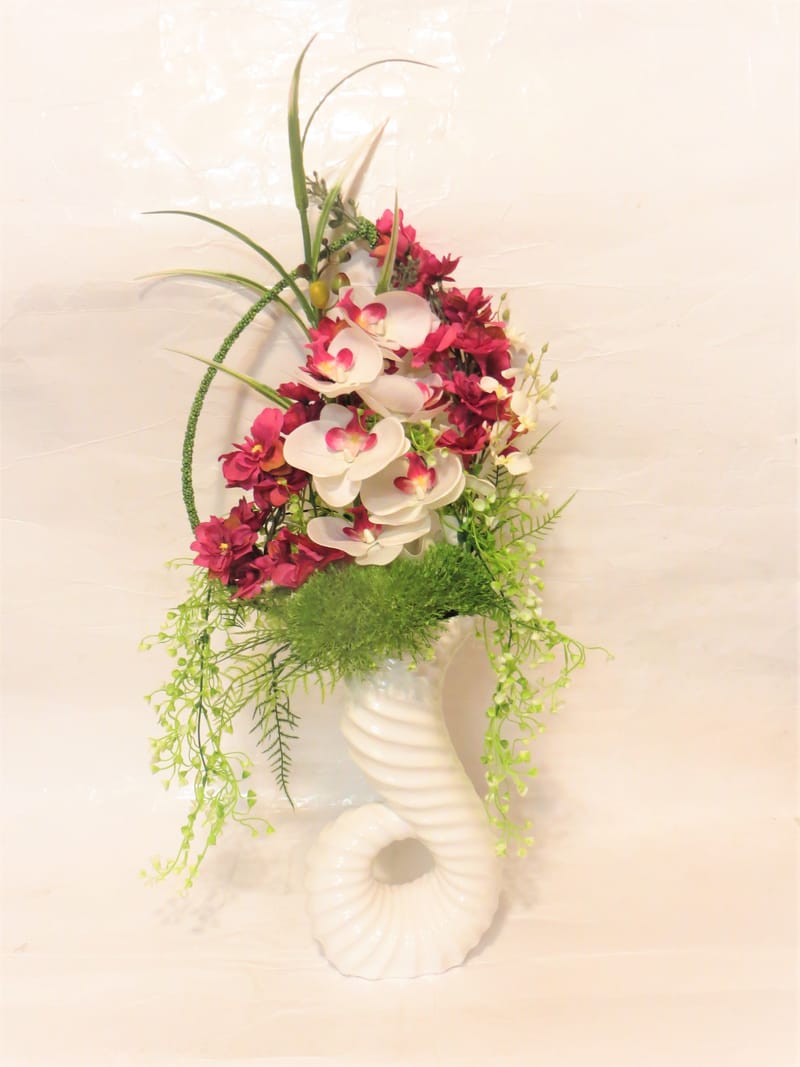 מבחר מרהיב של אגרטלים עם פרחי משי איכותיים