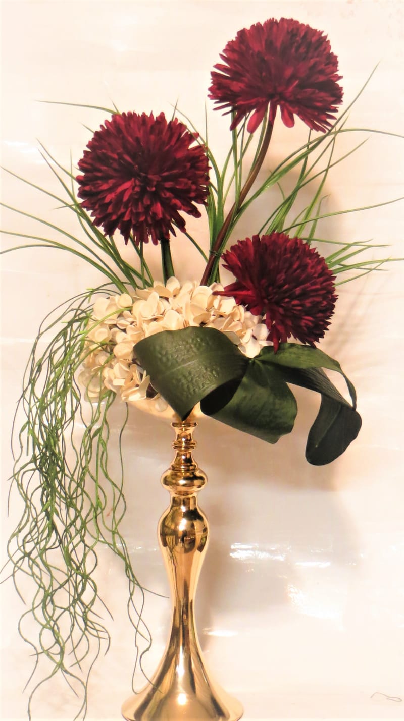 מבחר מרהיב של אגרטלים עם פרחי משי איכותיים