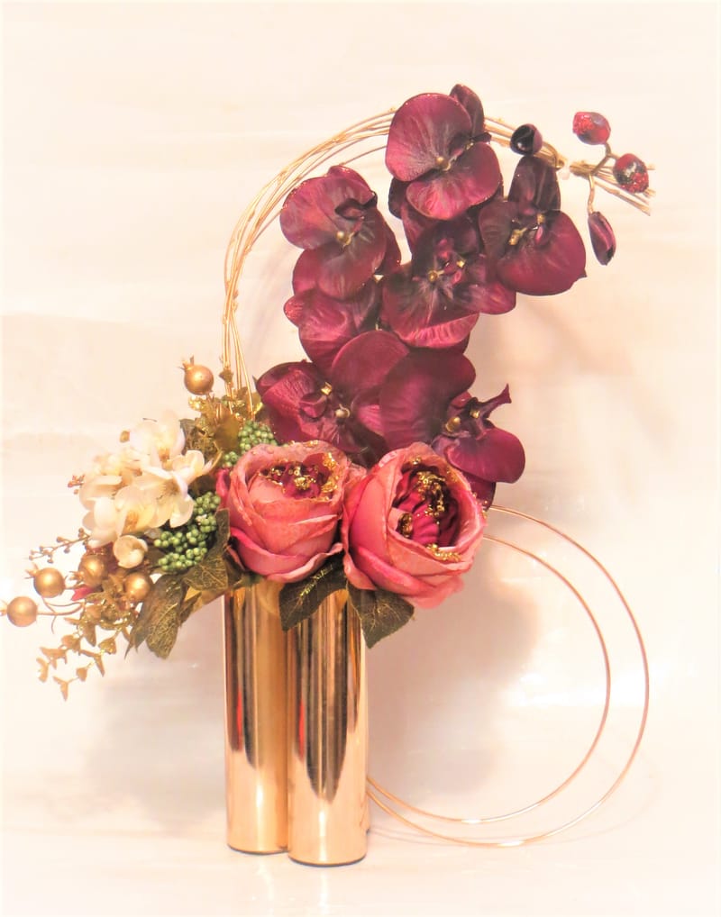 מבחר מרהיב של אגרטלים עם פרחי משי איכותיים