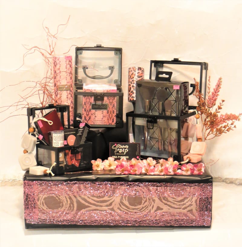 עיצובי תכשיטים בשילוב פרחים 