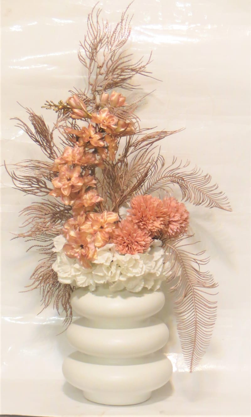 מבחר מרהיב של אגרטלים עם פרחי משי איכותיים