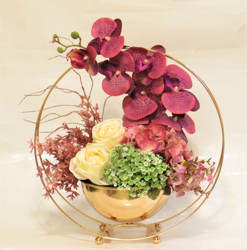 מבחר מרהיב של אגרטלים עם פרחי משי איכותיים