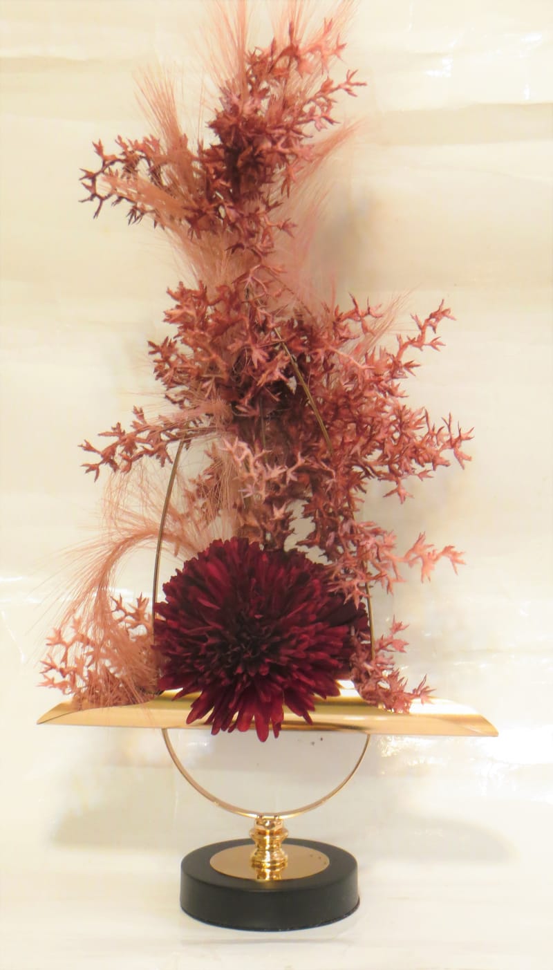 מבחר מרהיב של אגרטלים עם פרחי משי איכותיים