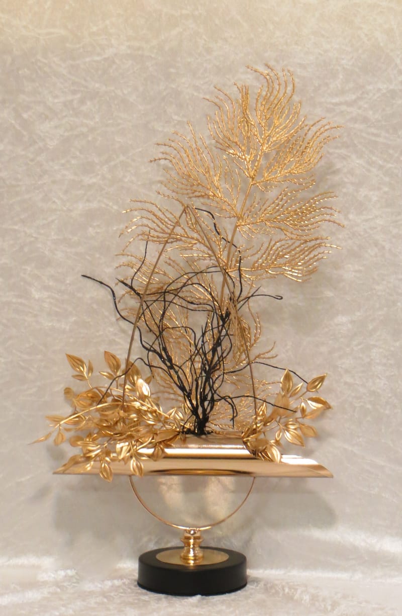 מבחר מרהיב של אגרטלים עם פרחי משי איכותיים