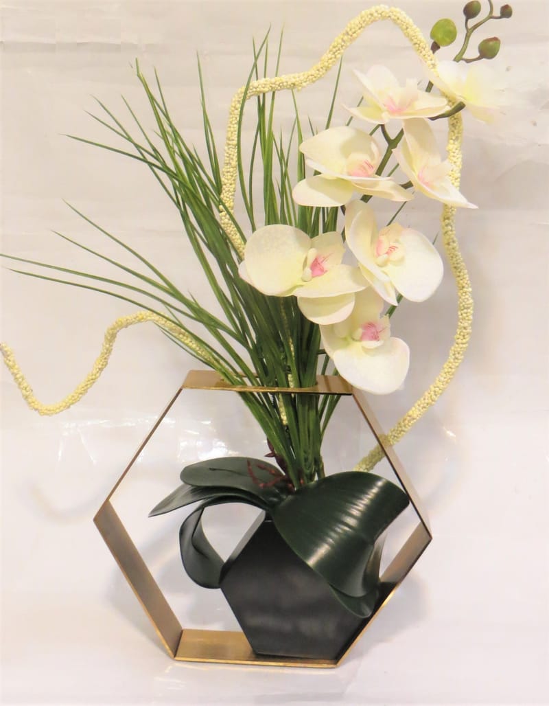 מבחר מרהיב של אגרטלים עם פרחי משי איכותיים