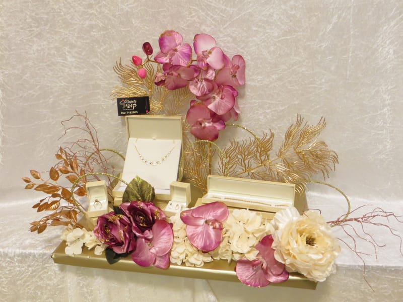 עיצובי תכשיטים בשילוב פרחים 