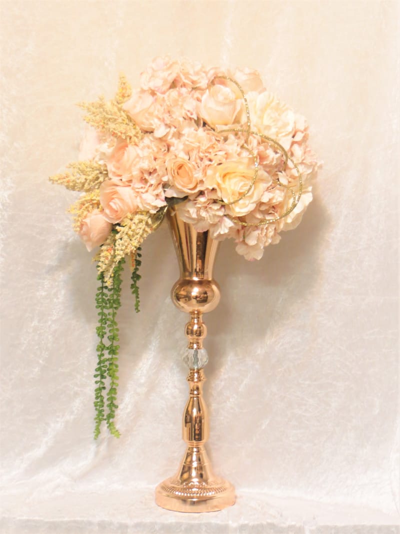 מבחר מרהיב של אגרטלים עם פרחי משי איכותיים