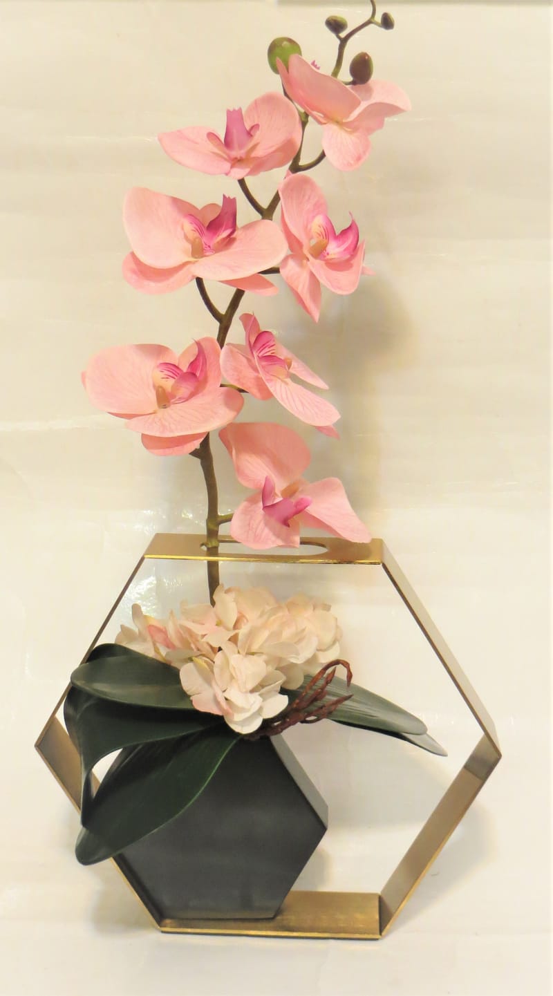 מבחר מרהיב של אגרטלים עם פרחי משי איכותיים