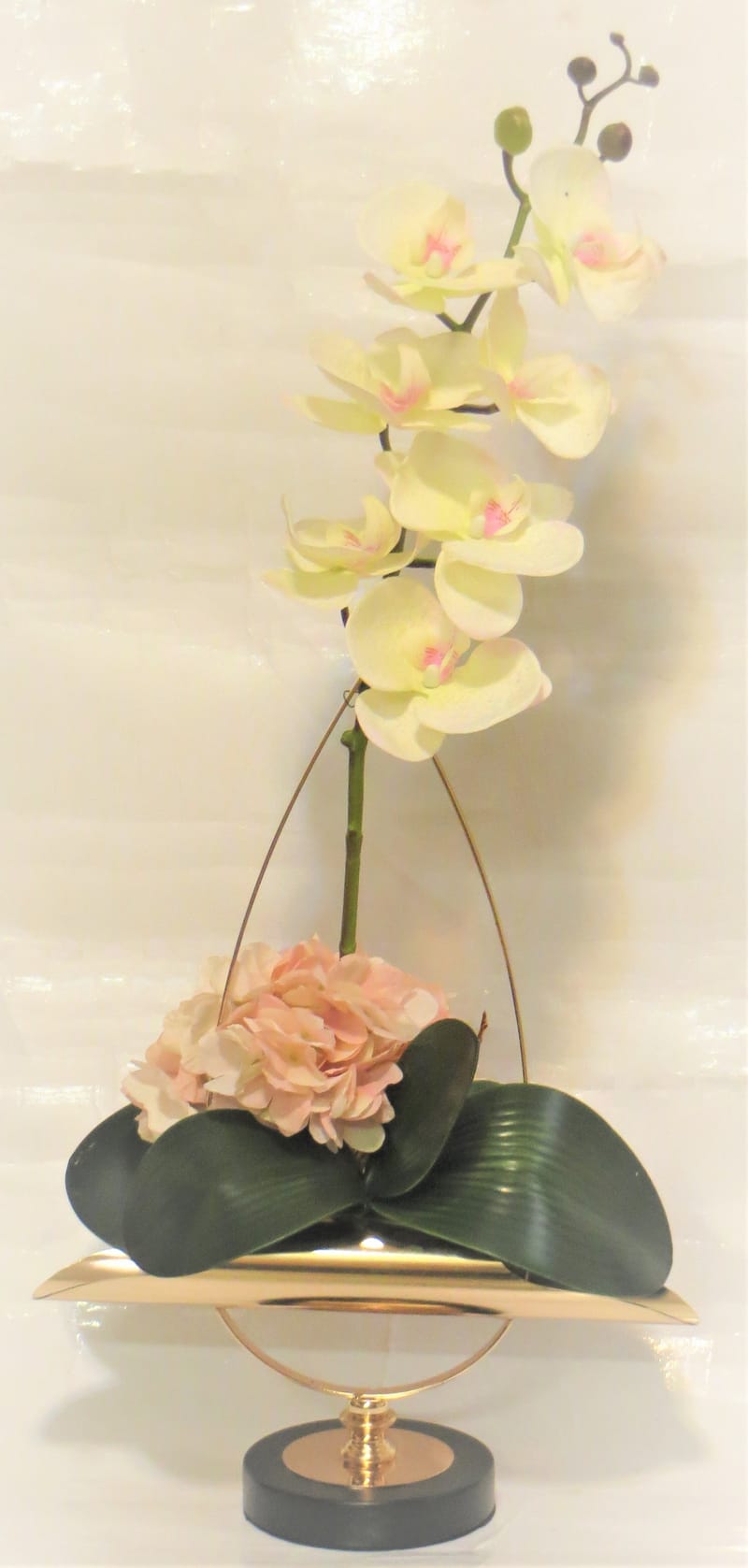 מבחר מרהיב של אגרטלים עם פרחי משי איכותיים