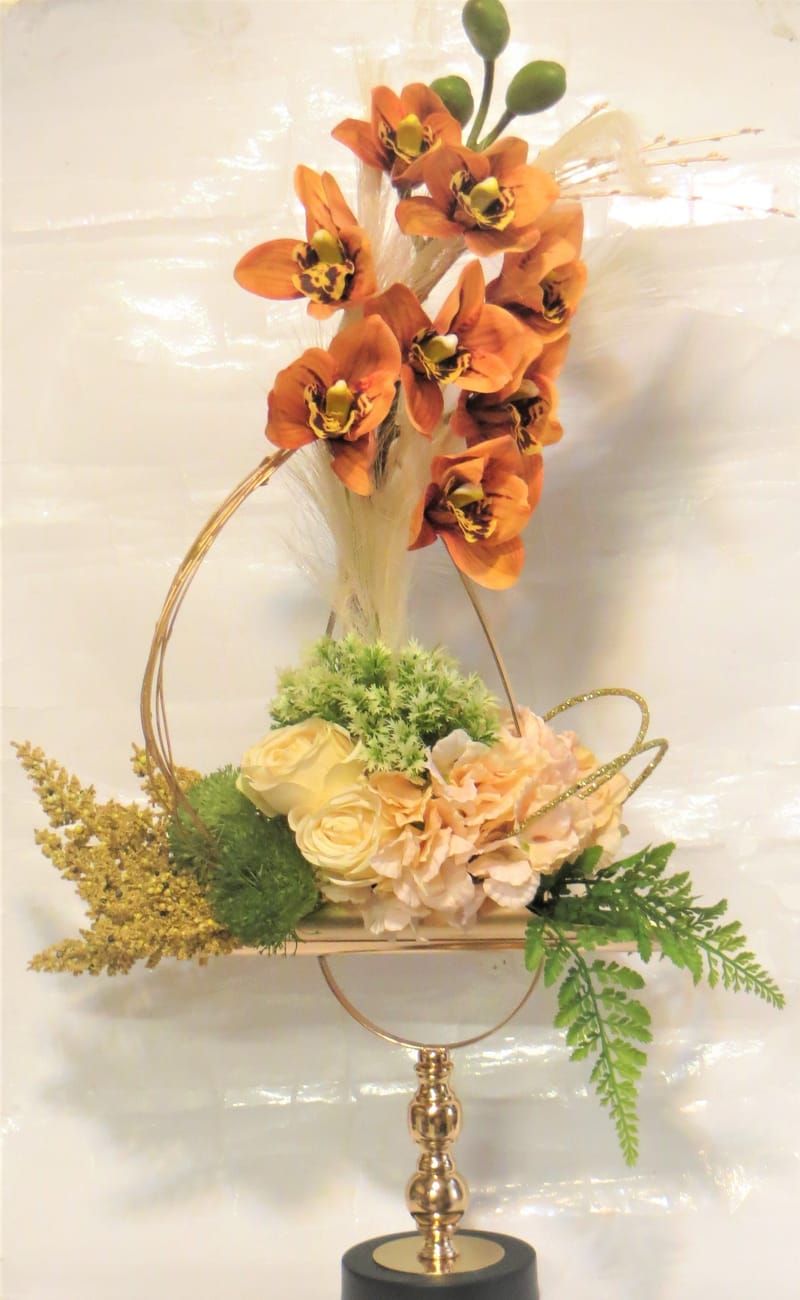 מבחר מרהיב של אגרטלים עם פרחי משי איכותיים