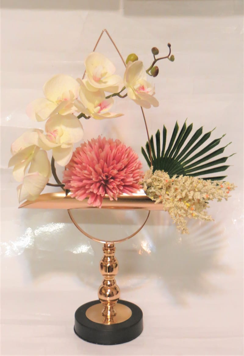 מבחר מרהיב של אגרטלים עם פרחי משי איכותיים