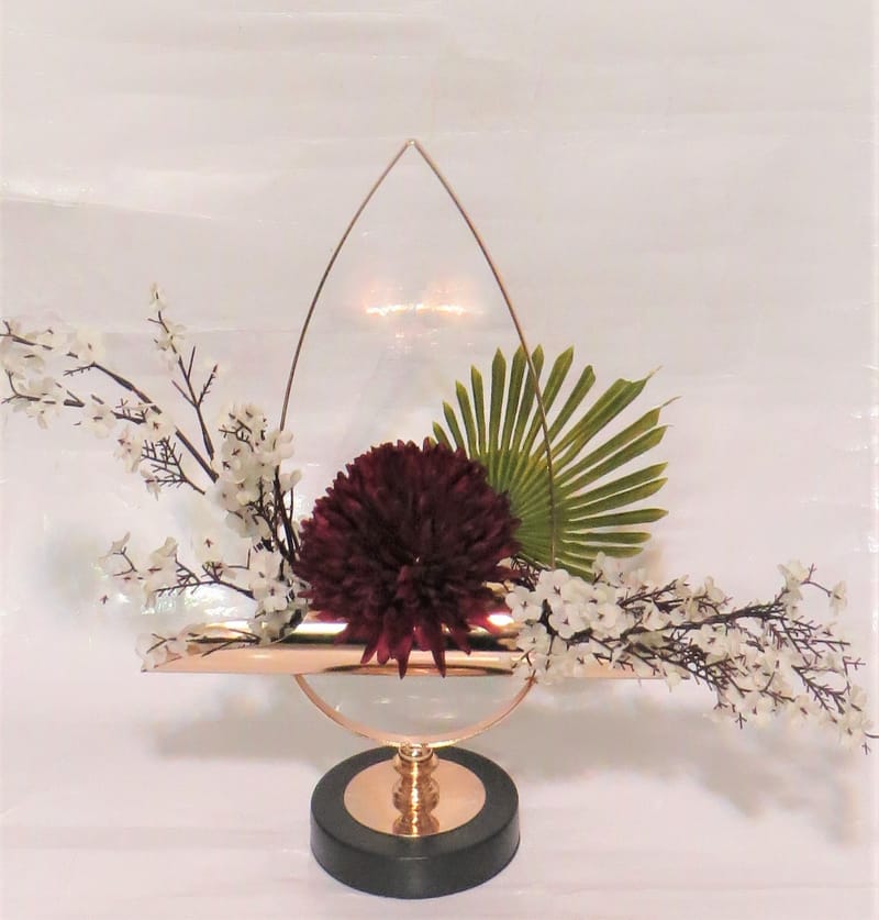 מבחר מרהיב של אגרטלים עם פרחי משי איכותיים