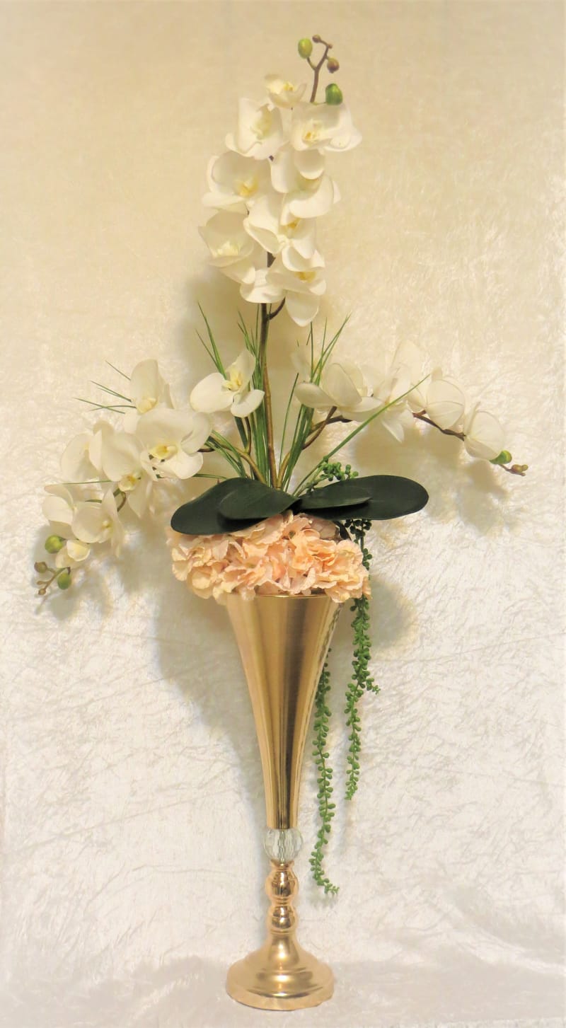 מבחר מרהיב של אגרטלים עם פרחי משי איכותיים