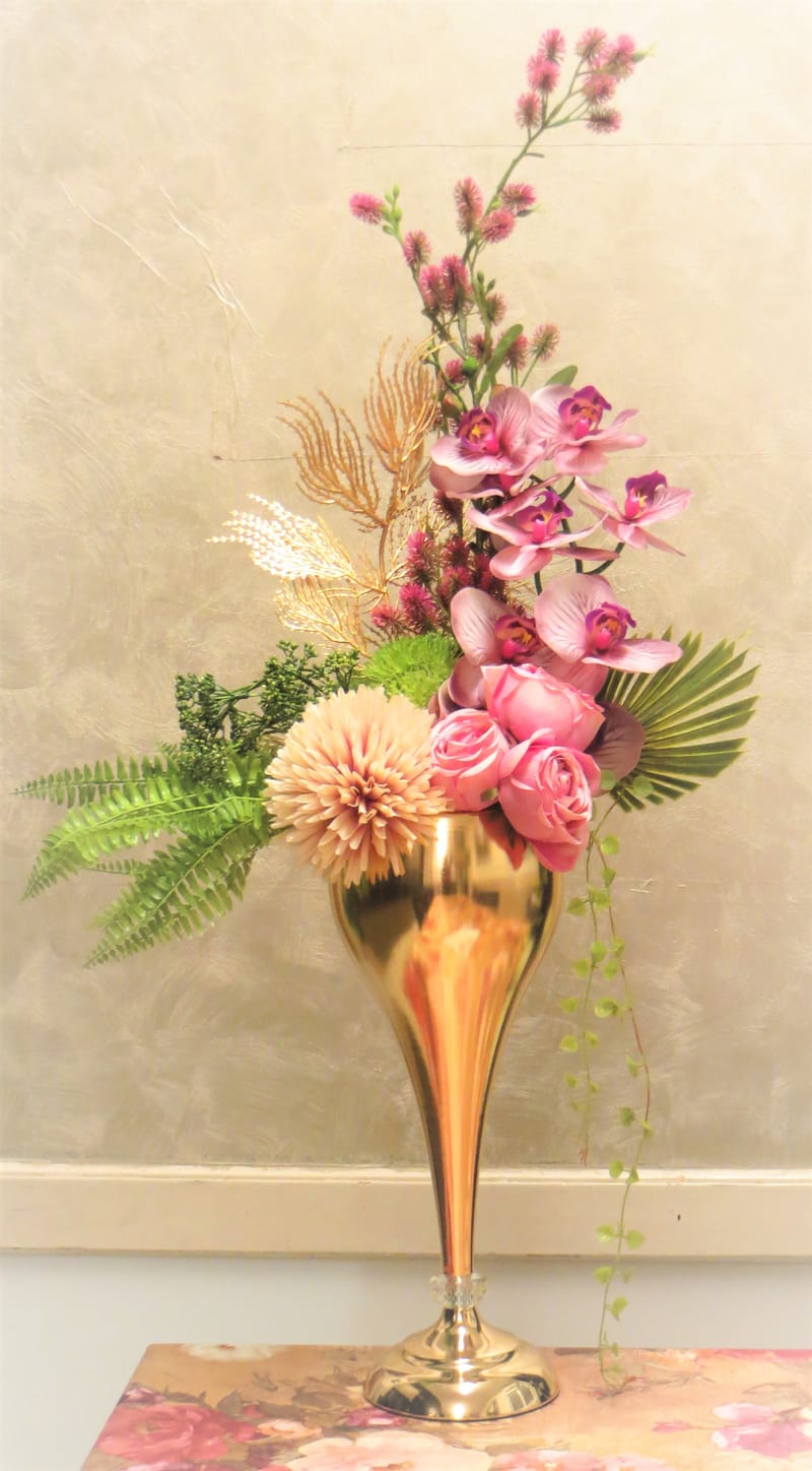 מבחר מרהיב של אגרטלים עם פרחי משי איכותיים