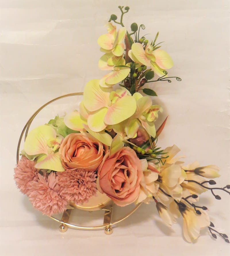 מבחר מרהיב של אגרטלים עם פרחי משי איכותיים