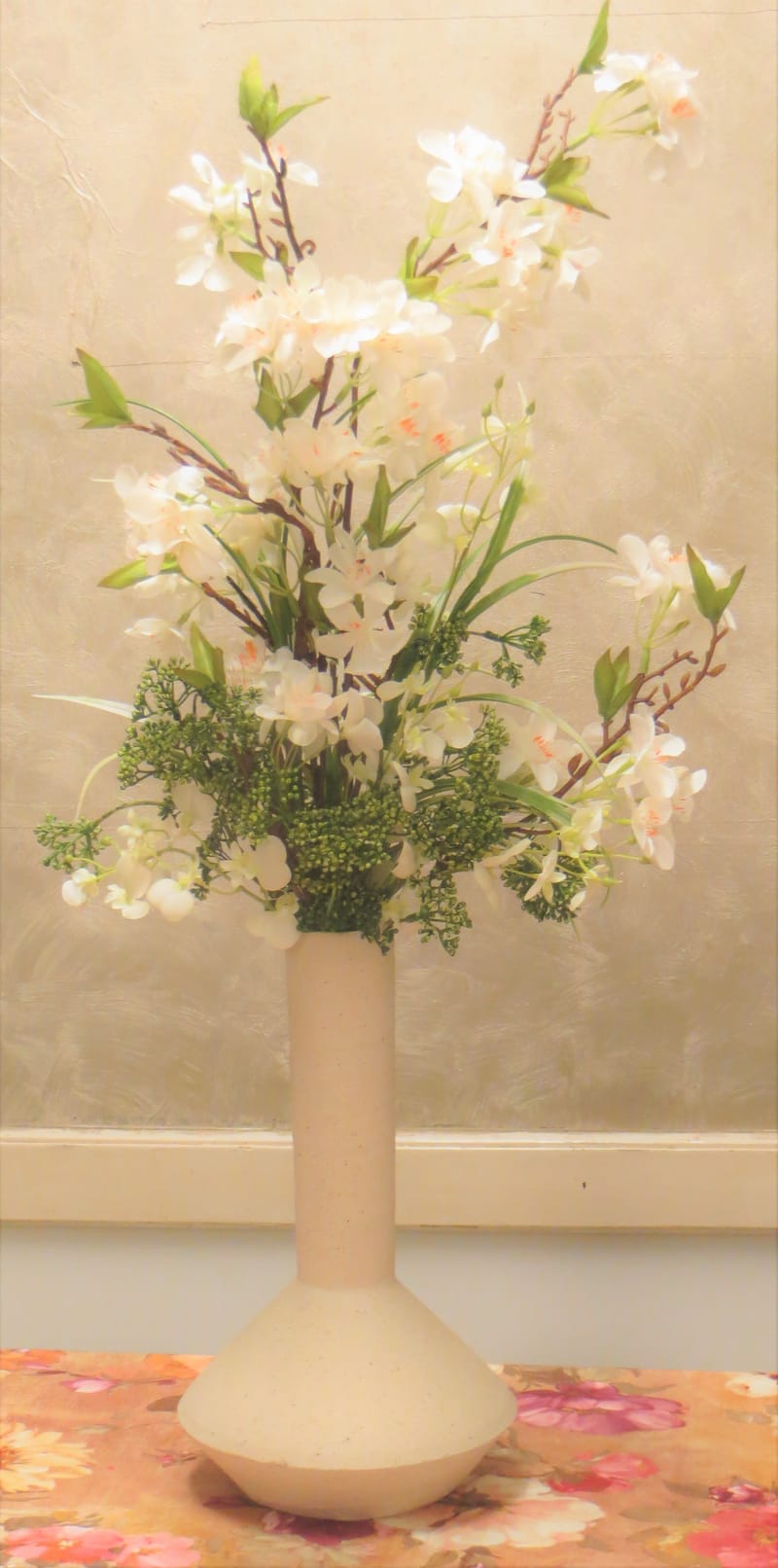 מבחר מרהיב של אגרטלים עם פרחי משי איכותיים