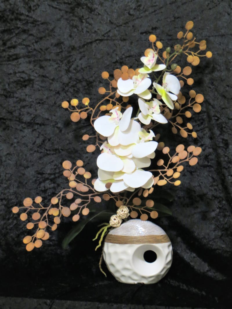 מבחר מרהיב של אגרטלים עם פרחי משי איכותיים