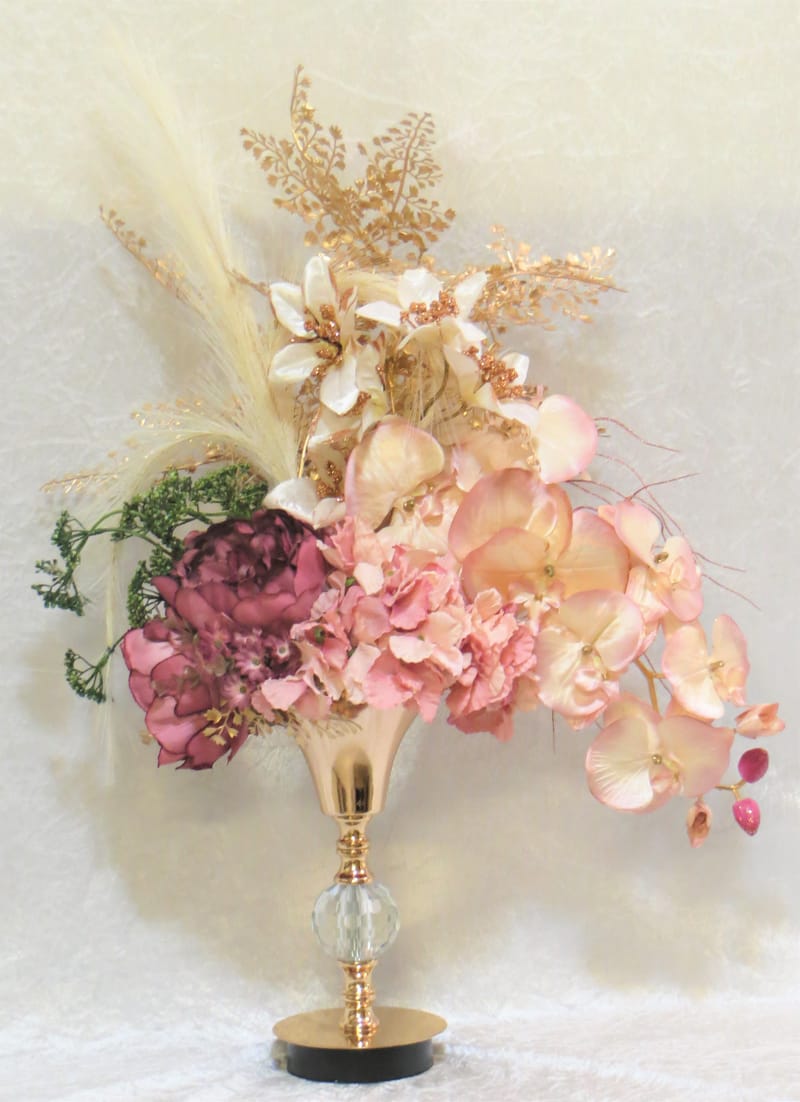 מבחר מרהיב של אגרטלים עם פרחי משי איכותיים