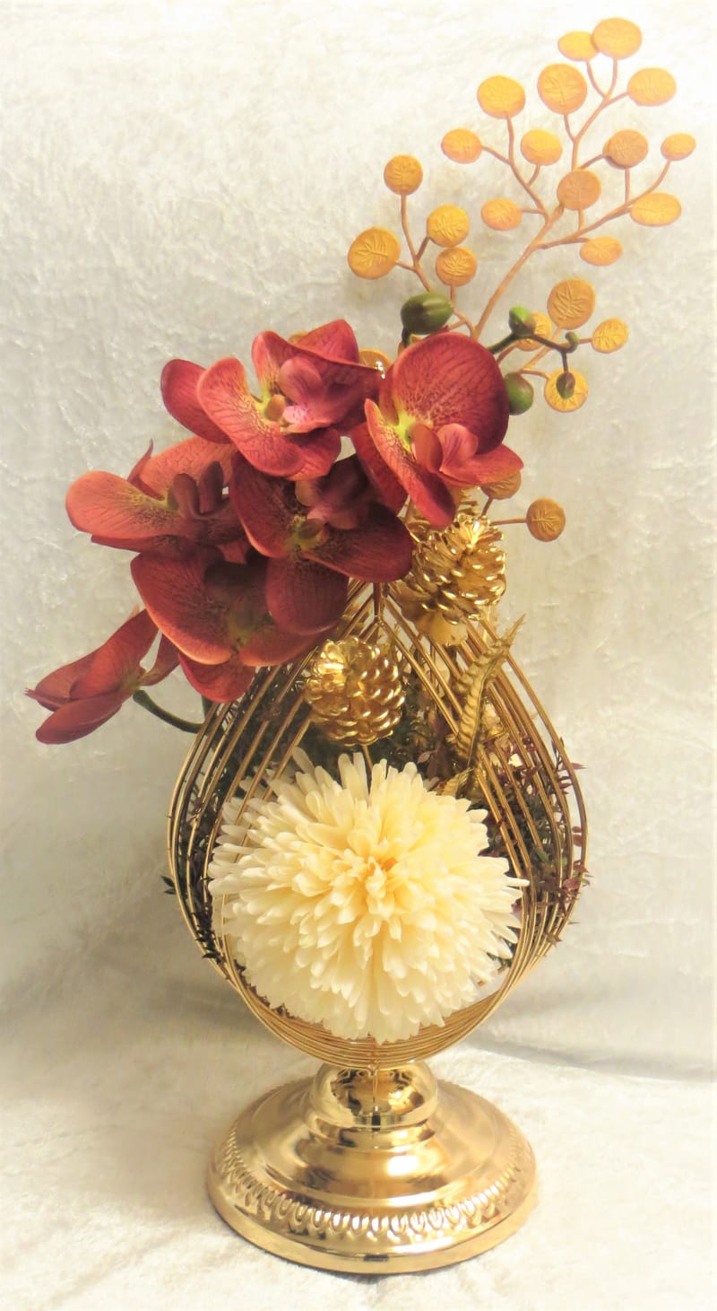 מבחר מרהיב של אגרטלים עם פרחי משי איכותיים