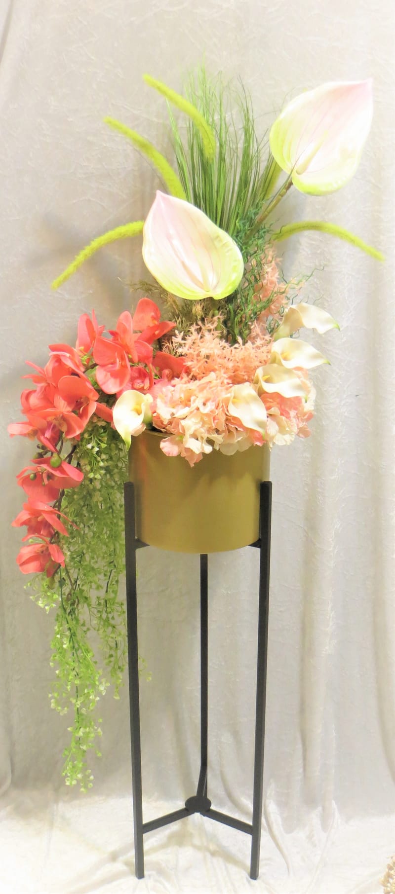 מבחר מרהיב של אגרטלים עם פרחי משי איכותיים