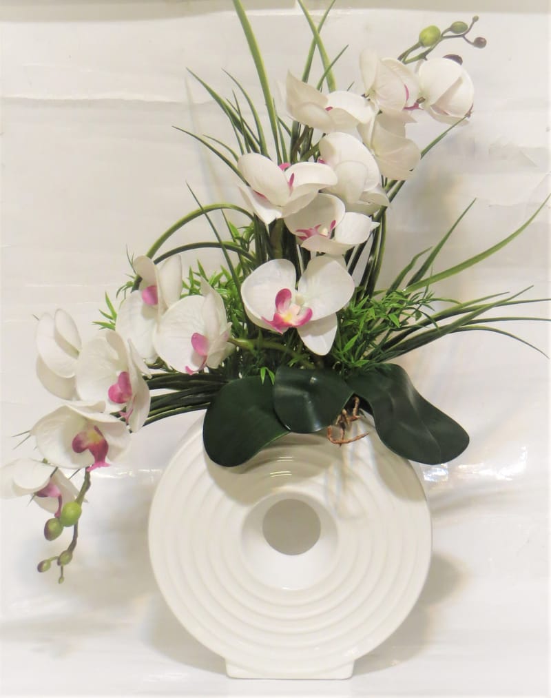 מבחר מרהיב של אגרטלים עם פרחי משי איכותיים