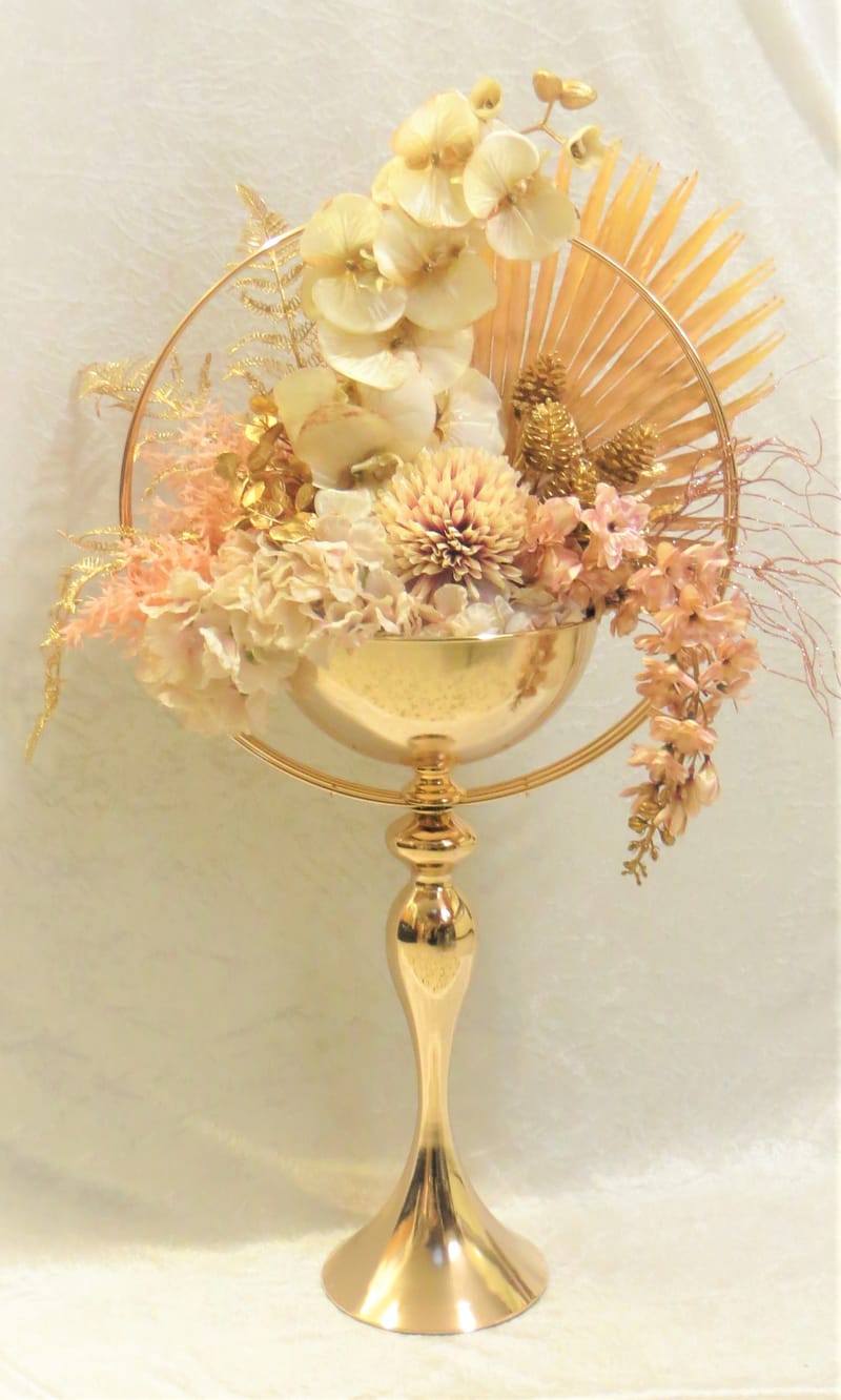 מבחר מרהיב של אגרטלים עם פרחי משי איכותיים