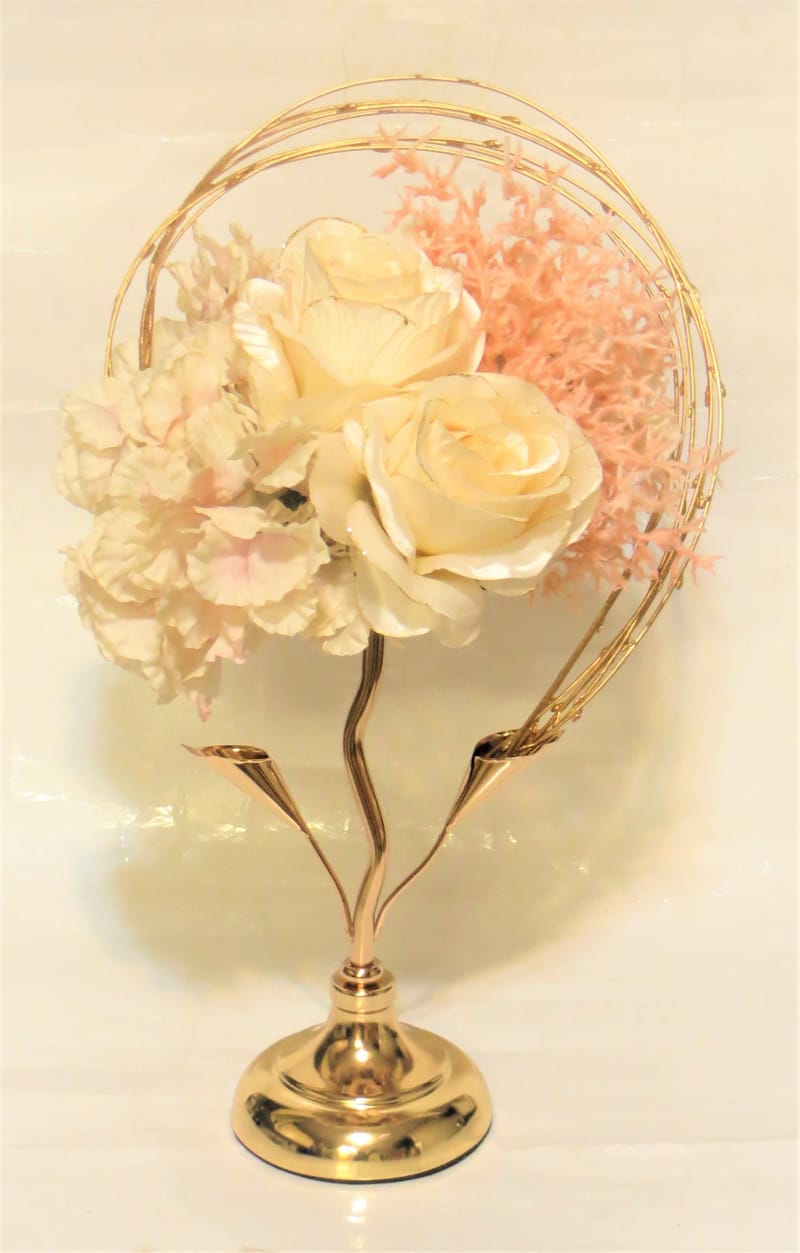 מבחר מרהיב של אגרטלים עם פרחי משי איכותיים