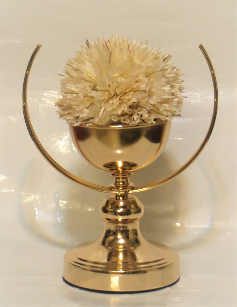 מבחר מרהיב של אגרטלים עם פרחי משי איכותיים