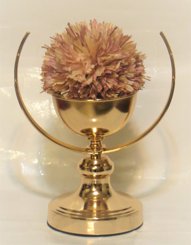 מבחר מרהיב של אגרטלים עם פרחי משי איכותיים