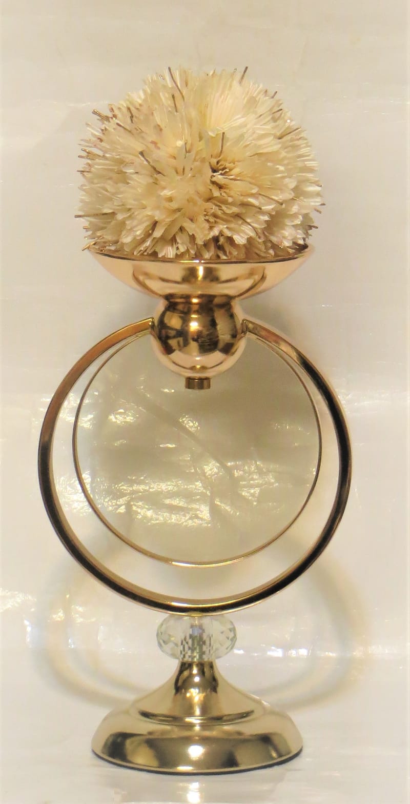 מבחר מרהיב של אגרטלים עם פרחי משי איכותיים