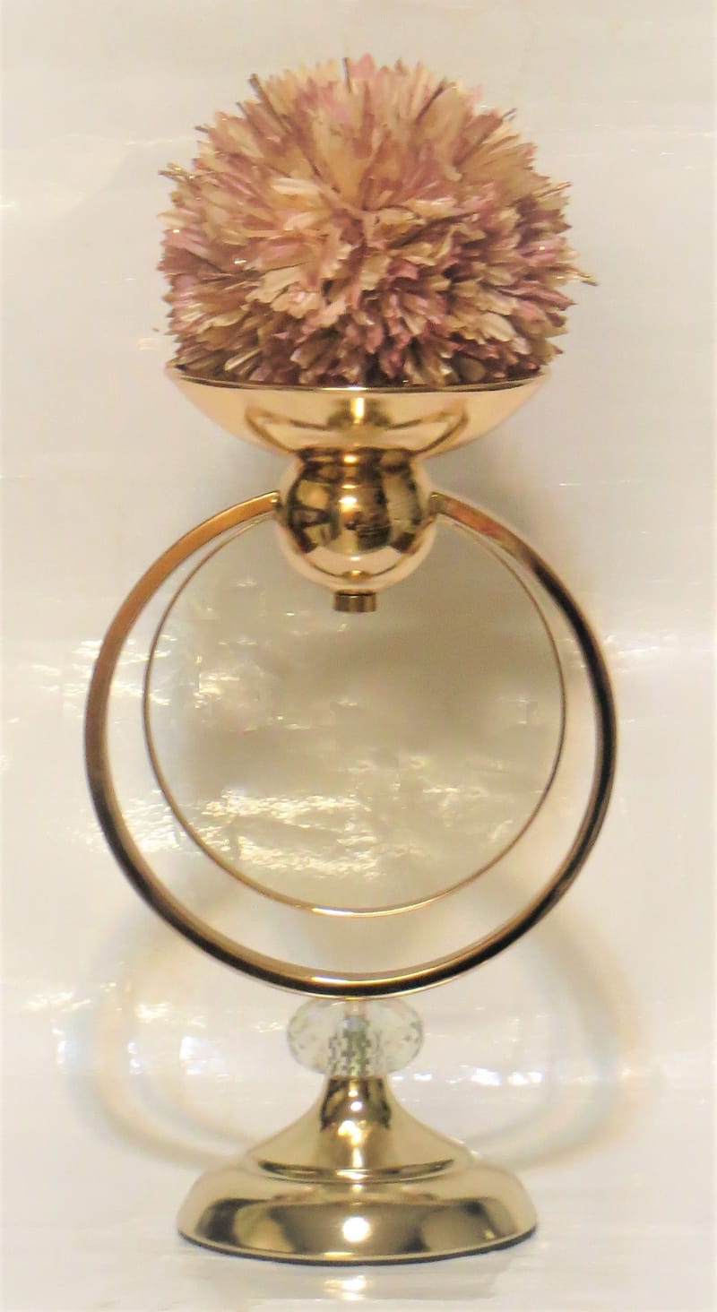 מבחר מרהיב של אגרטלים עם פרחי משי איכותיים