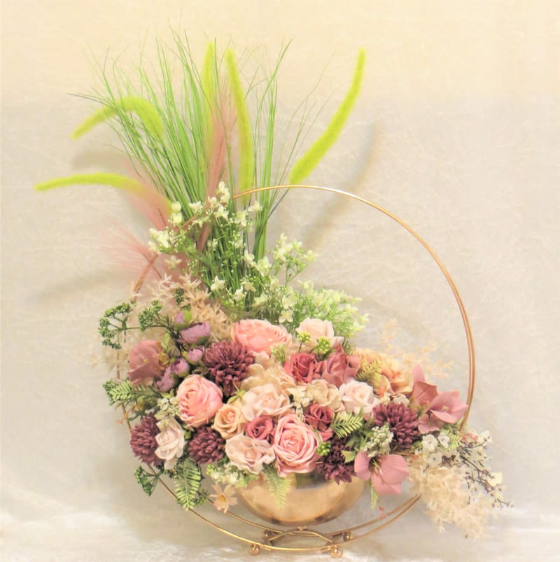 מבחר מרהיב של אגרטלים עם פרחי משי איכותיים