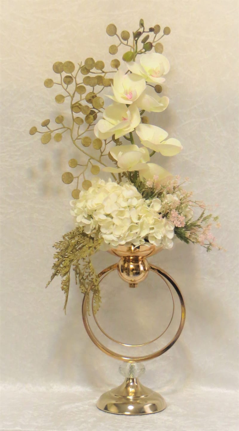 מבחר מרהיב של אגרטלים עם פרחי משי איכותיים