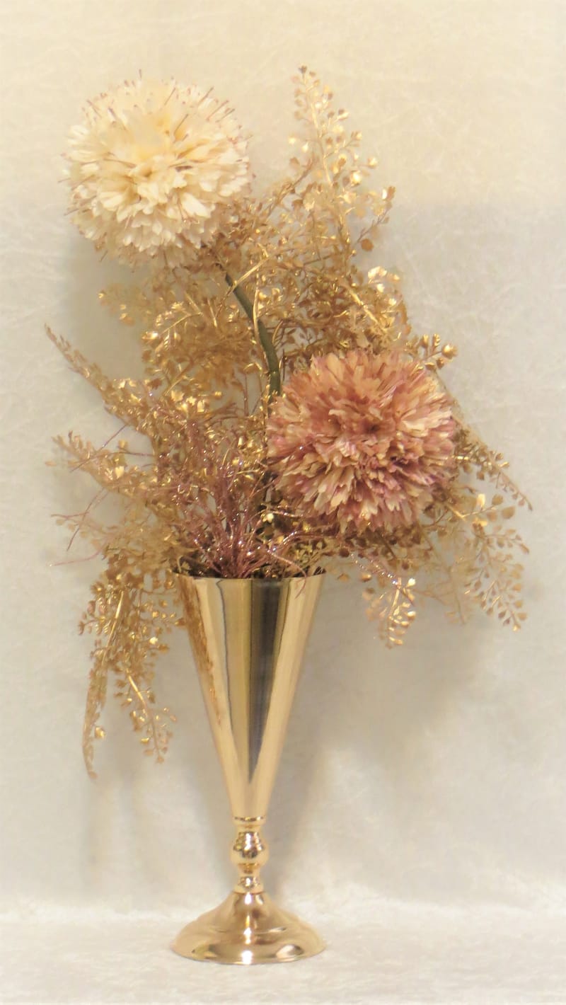 מבחר מרהיב של אגרטלים עם פרחי משי איכותיים