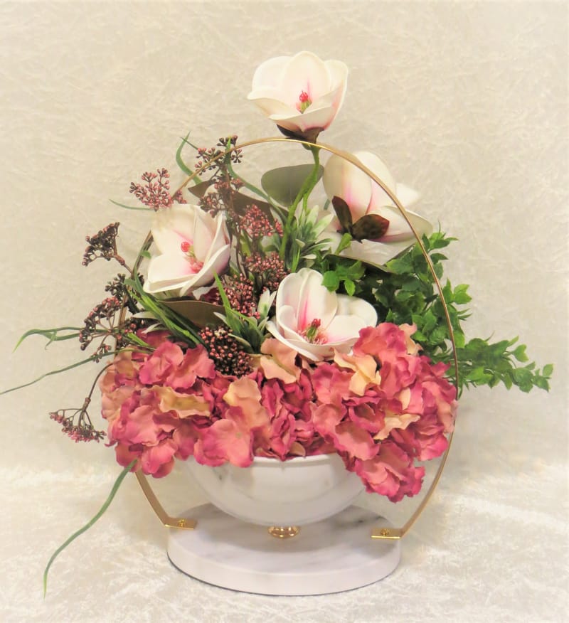 מבחר מרהיב של אגרטלים עם פרחי משי איכותיים