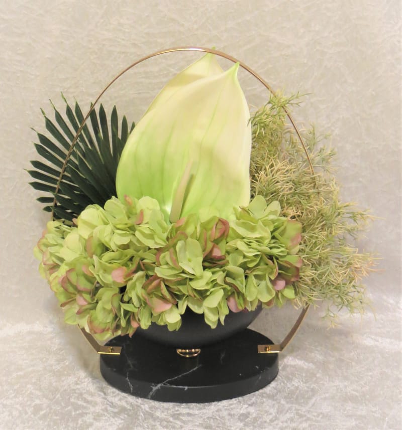 מבחר מרהיב של אגרטלים עם פרחי משי איכותיים