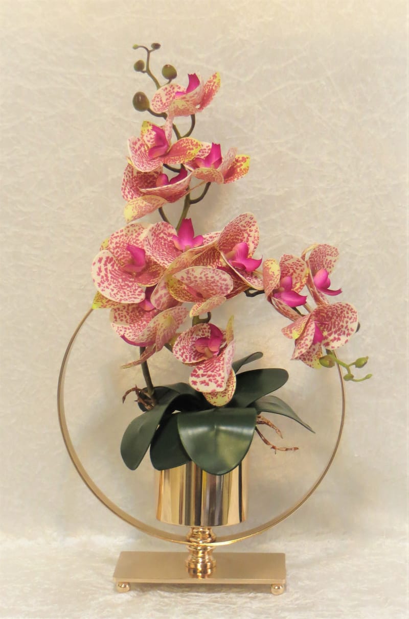 מבחר מרהיב של אגרטלים עם פרחי משי איכותיים