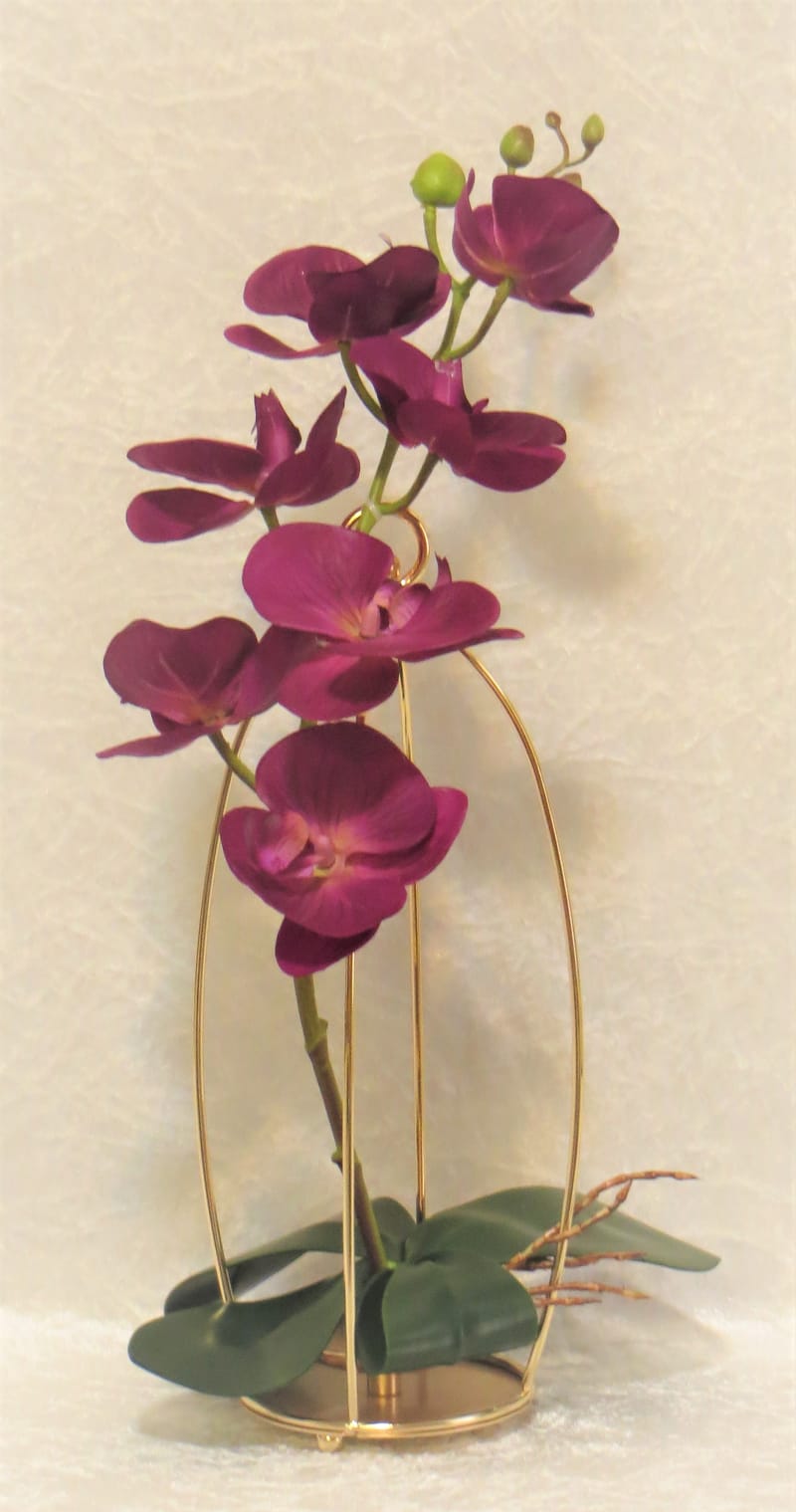 מבחר מרהיב של אגרטלים עם פרחי משי איכותיים