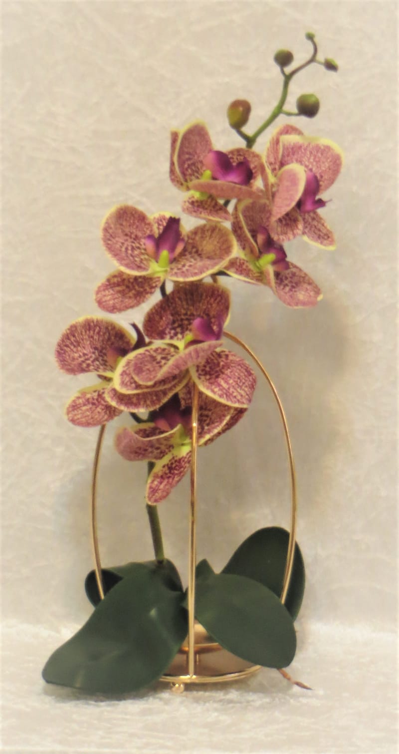 מבחר מרהיב של אגרטלים עם פרחי משי איכותיים