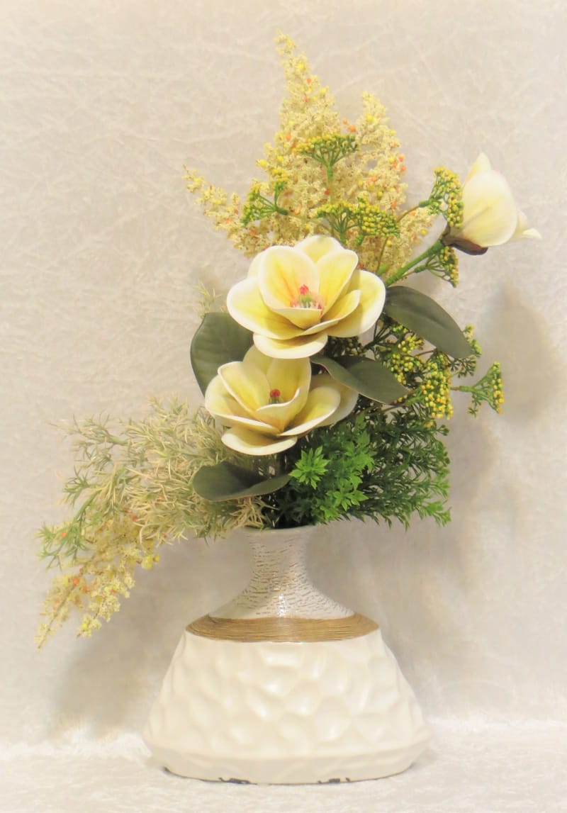 מבחר מרהיב של אגרטלים עם פרחי משי איכותיים