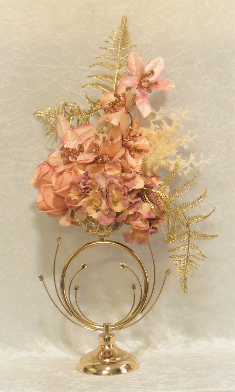 מבחר מרהיב של אגרטלים עם פרחי משי איכותיים