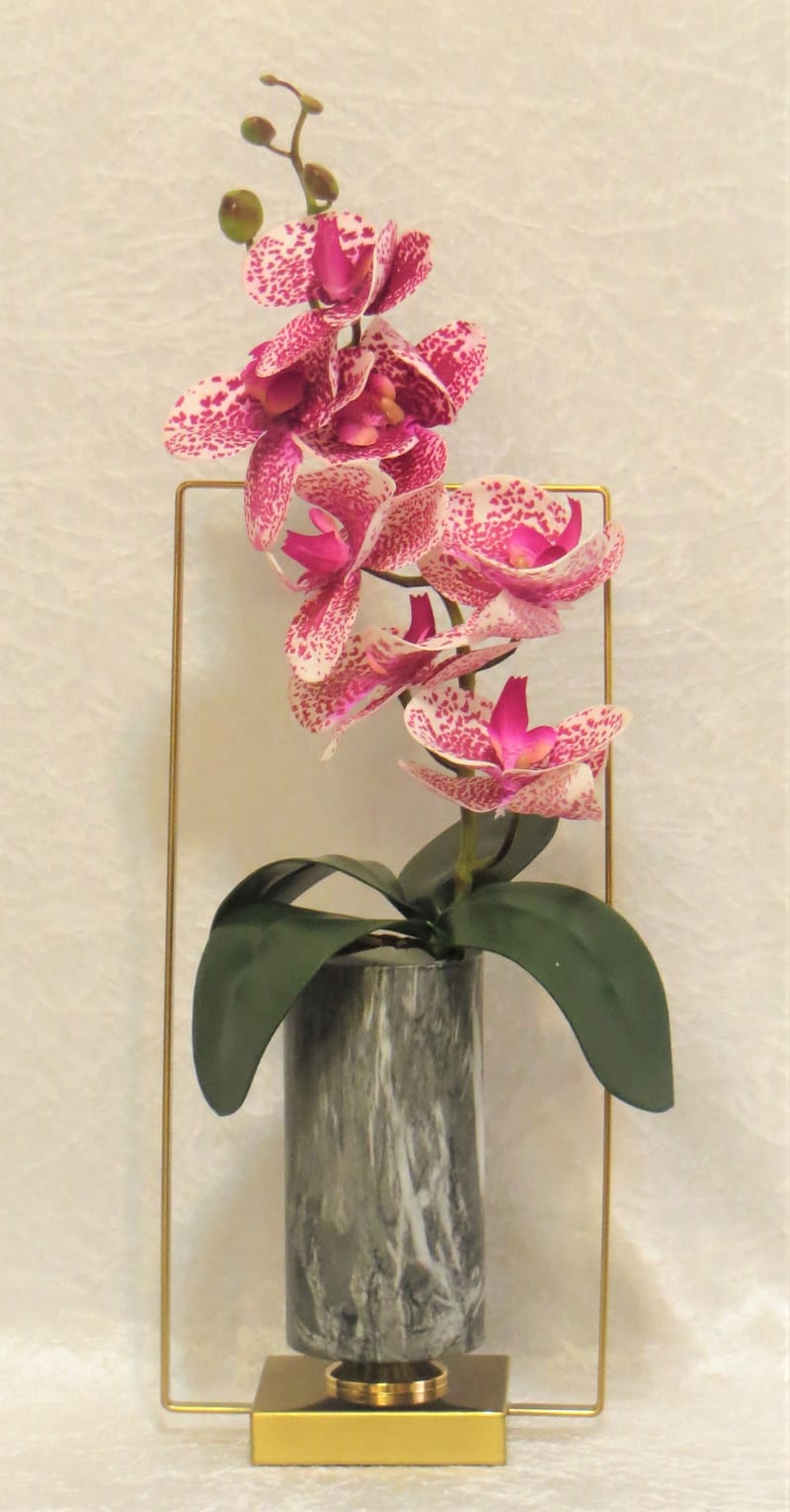 מבחר מרהיב של אגרטלים עם פרחי משי איכותיים