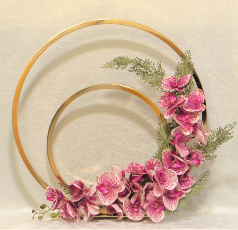 מבחר מרהיב של אגרטלים עם פרחי משי איכותיים